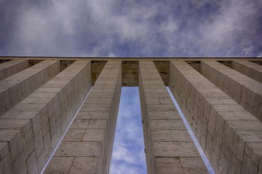 Sütunları gökyüzü karşı