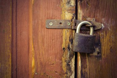 eski ahşap kapı metalik kilit