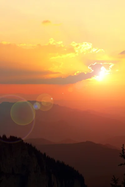 Puesta de sol roja sobre las montañas — Foto de Stock