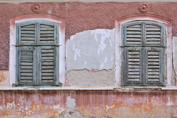 Fenster Mit Rollläden Verlassenen Traditionellen Haus Architektonischer Hintergrund — Stockfoto