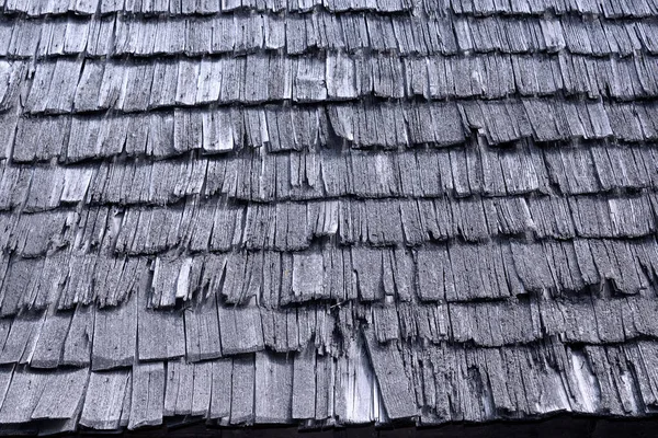 Textura Telha Madeira Quebrada Velha Telhado Tradicional Danificado Que Precisa — Fotografia de Stock