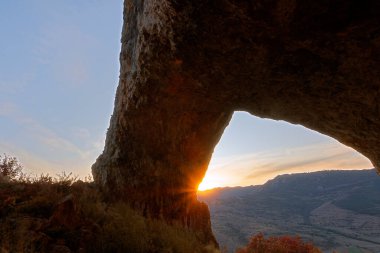 Öğrencilerin şafak vakti mağara manzarası, Apuseni dağlarında çok güzel doğal bir kemer.