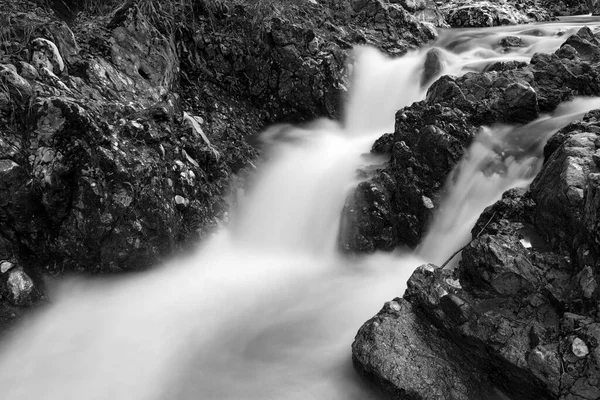 Černobílý Obraz Krásného Vodopádu Pořízený Horách Apuseni — Stock fotografie
