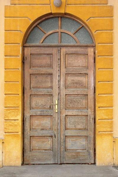 Alte traditionelle Holztür — Stockfoto