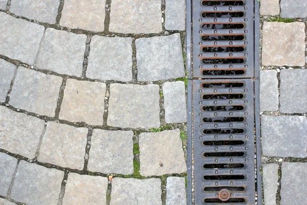 Dränering på gågatan — Stockfoto