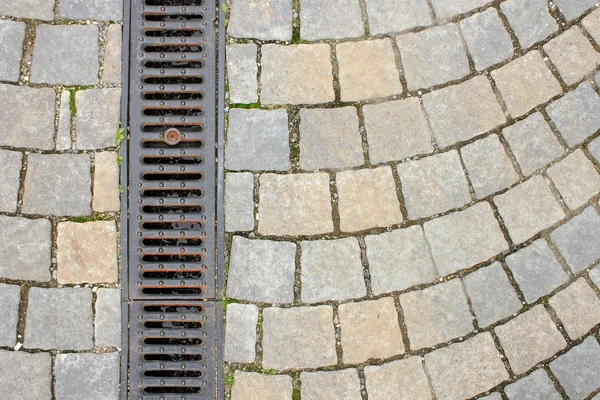 Drainage sur rue pavée en pierre — Photo