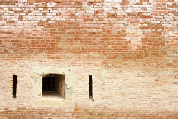 Fenster an alter Ziegelmauer — Stockfoto
