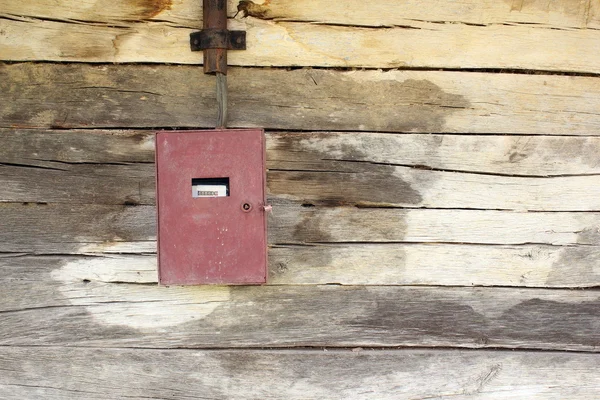 Elektrický panel na dřevěné budově — Stock fotografie