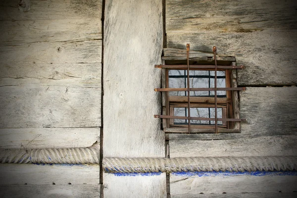 Ventana en el antiguo edificio de madera tradicional — Foto de Stock