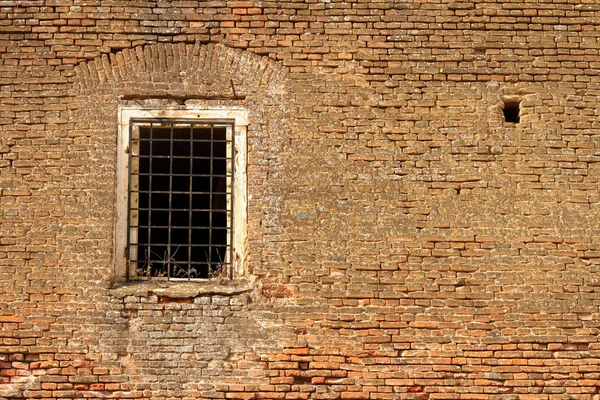Eski terk edilmiş kale duvarda pencere — Stok fotoğraf