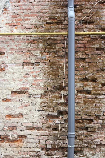 Wand durch defekte Dachrinne beschädigt — Stockfoto