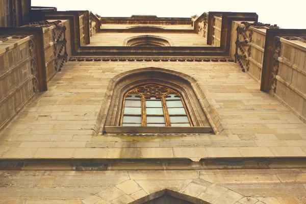 Detalj av gotiska kyrkan fasad — Stockfoto