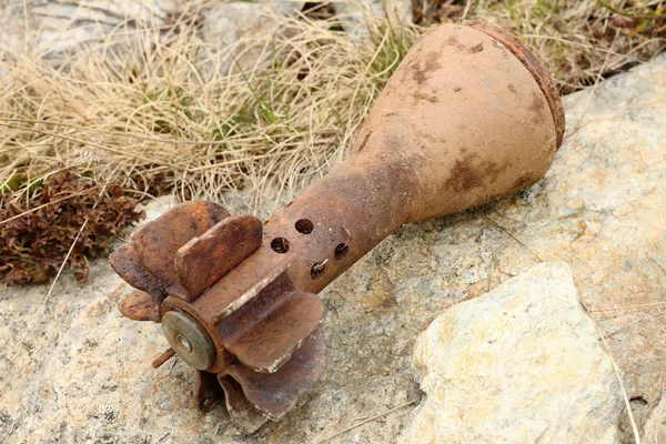 Rostig bomb shell fall — Stockfoto