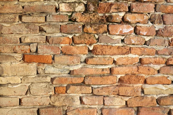Vecchio muro di mattoni intemperie — Foto Stock