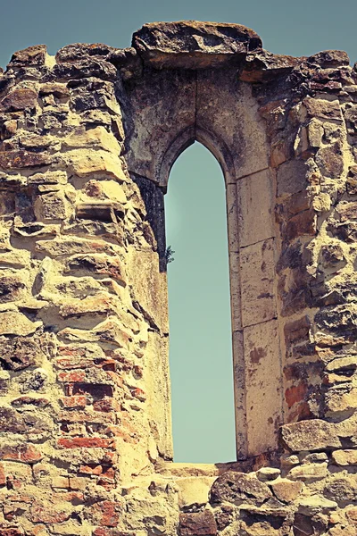 Gotyckie okno na stary klasztor — Zdjęcie stockowe