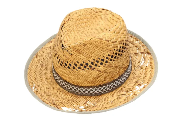 Старая поврежденная плетеная шляпа над белым — стоковое фото