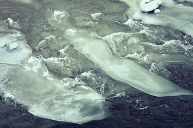 nehir yüzeyinde buz