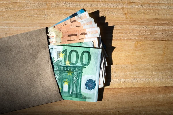 Euro banknotes in salary brown envelope. — ストック写真