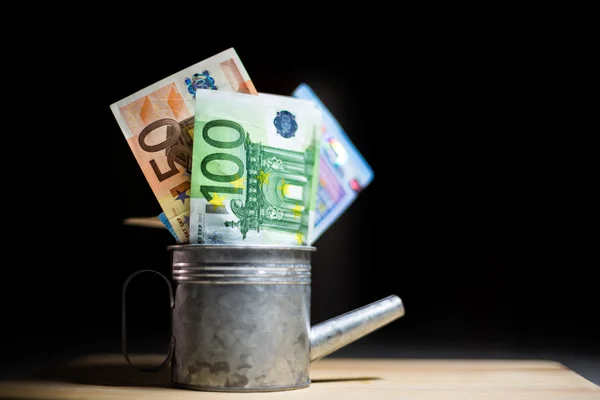 Banconote in euro in cilindro di irrigazione zincato . — Foto Stock