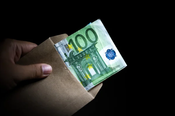 給与封筒ユーロのお金紙幣を持っている男性の手. — ストック写真
