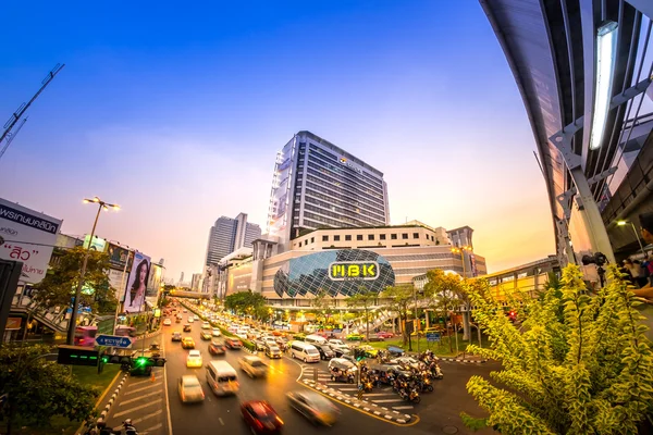 BANGKOK, TAILÂNDIA - FEVEREIRO 8: Vista de Fisheye, MBK Center é um bi — Fotografia de Stock