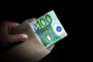Erkek el maaş zarfı euro para banknot tutarak.