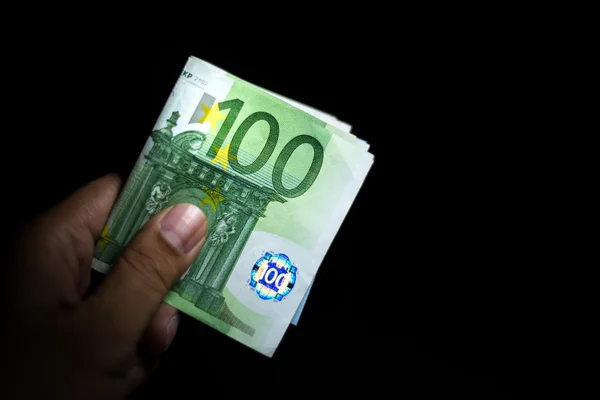 ユーロのお金の紙幣を持っている男性の手 — ストック写真