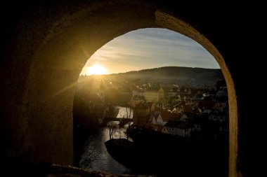 Güneş şafak görünümü bir kaçamak Cesky kale aracılığıyla tarihi kentin
