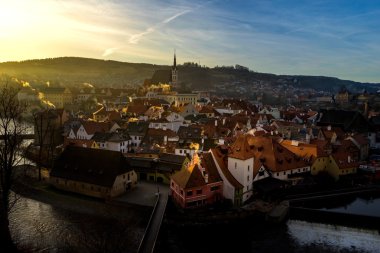 Eski şehir cesky Krumlov kaleden sabah görüntüleyin.