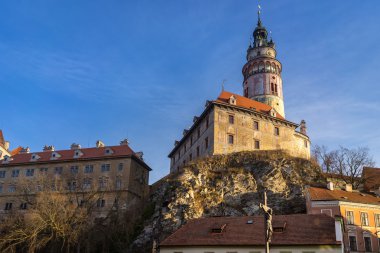 Cesky Krumlov tower görünüm sabah ahşap köprü.