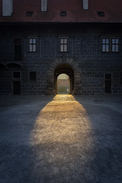 Luce del sole dalla porta attraverso il castello scappatoia di Cesky Kruml — Foto Stock