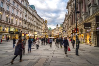 Viyana, Avusturya- 6 Mart 2016: Kent yaşamı ve yan arasında alışveriş