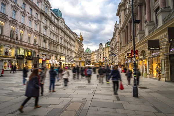 Viyana, Avusturya- 6 Mart 2016: Kent yaşamı ve yan arasında alışveriş