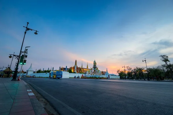 BANGKOK, THAILAND APR 8: Tráfego fora do grande palácio (Wat Pr — Fotografia de Stock
