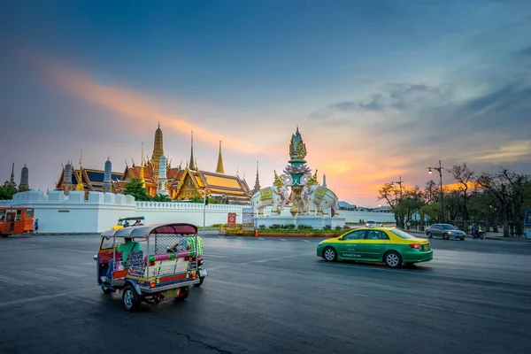 Bangkok, thailand 8. apr: verkehr vor dem prachtvollen palast (wat pr — Stockfoto