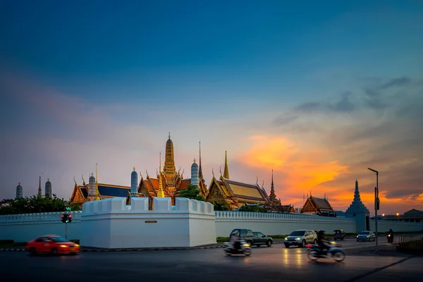 BANGKOK,THAILAND APR 8: Traffic outside The grand palace (Wat Pr — Stock Photo, Image
