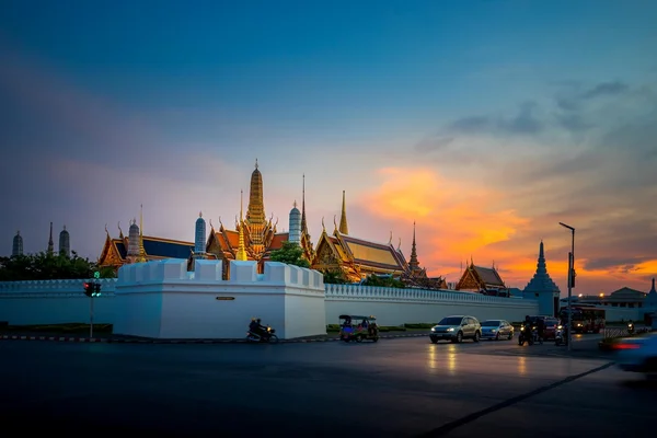 Bangkok, thailand 8. apr: verkehr vor dem prachtvollen palast (wat pr — Stockfoto