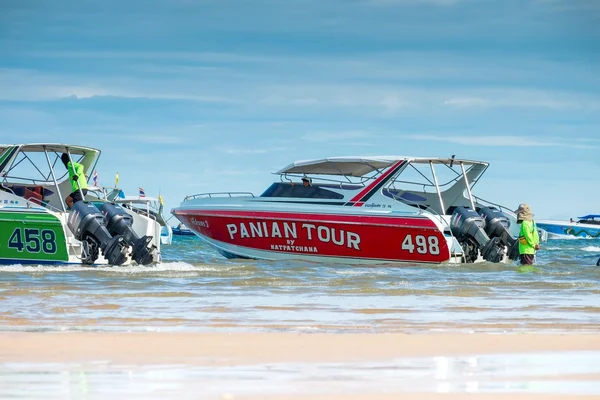 Pattaya, Thailand - 12 September 2015: Speedboot wachten touri — Stockfoto