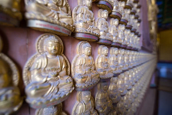 Statua buddha d'oro sul muro nel tempio cinese Thailandia. (Wa — Foto Stock