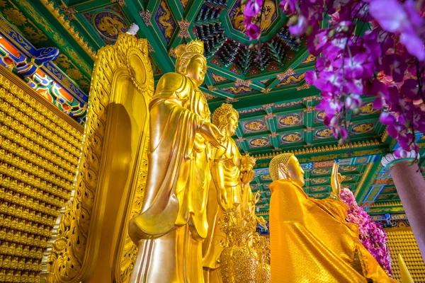 Złoty posąg Buddy w Tajlandii świątyni chiński. (Leng Wat Noei — Zdjęcie stockowe