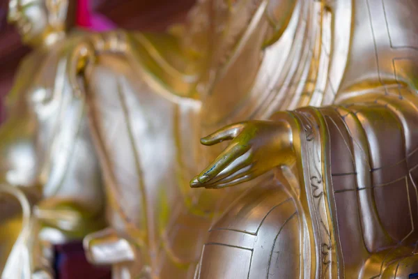 Gouden vinger van Boeddhabeeld in Chinese tempel Thailand. (Wat — Stockfoto