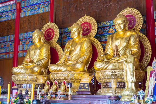 Statue en bouddha doré dans le temple chinois Thaïlande. (Wat Leng Noei — Photo