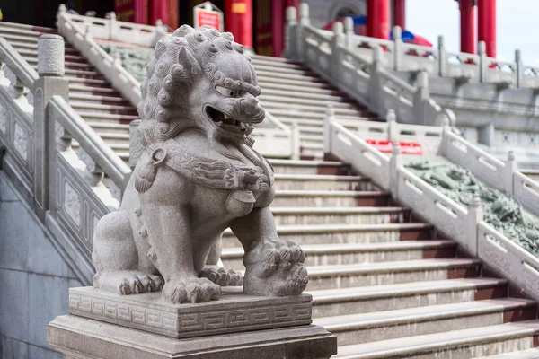 Львиная статуя на китайском храме в Таиланде. (Wat Leng Noei Yi 2 ) — стоковое фото