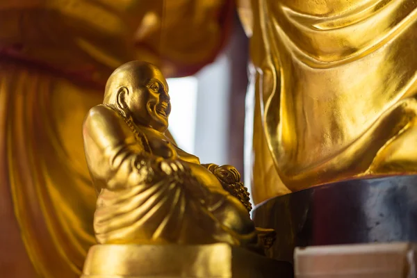 Statua buddha d'oro nel tempio cinese Thailandia. (Wat Leng Noei — Foto Stock