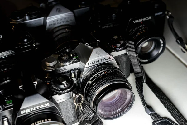 NONTHABURI, THAILAND - SEPTEMBER 25: SLR CAMERA PENTAX and YASHI — Stock Photo, Image