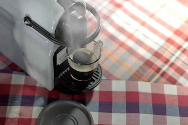 Máquina que sirve café expreso en una taza de vidrio — Foto de Stock