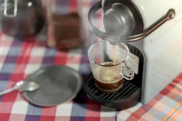 Maschine, die Espresso-Kaffee in einer Glasschale serviert — Stockfoto