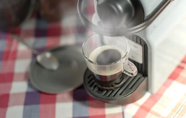 Maschine, die Espresso-Kaffee in einer Glasschale serviert — Stockfoto