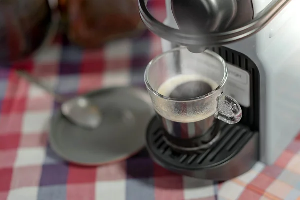Maschine, die Espresso-Kaffee in einer Glasschale serviert — Stockfoto