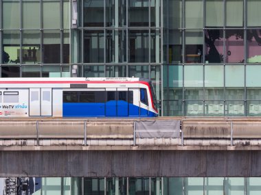 Bangkok-Tayland 23 Ekim 2020: BTS Sky treni gündüz Siyam istasyonuna gider.